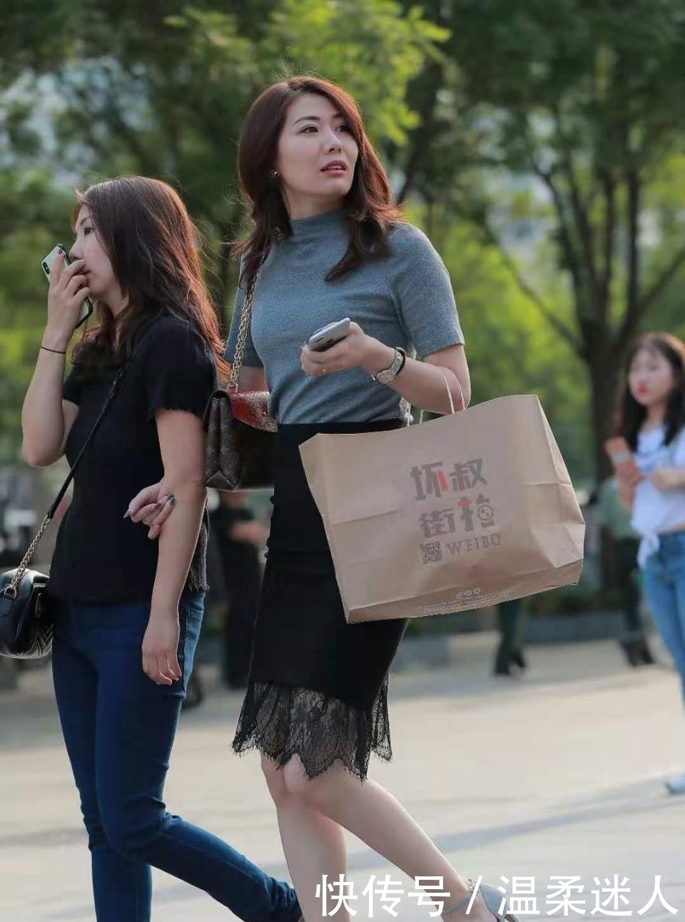 蕾丝|街拍:1米78小姐姐穿黑色蕾丝半身裙搭配高跟鞋,时尚高人一等