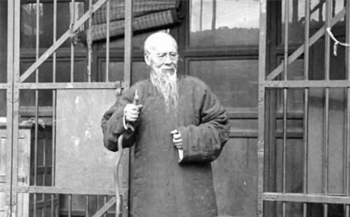 松柏高立图|他画两只鹰,一只卖9890万,一只却卖4.25亿,你看配字写的什么?