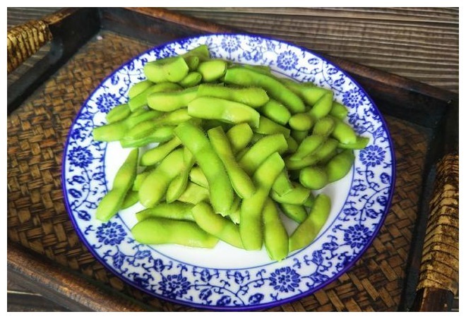 煮毛豆时,最忌直接下锅煮,记住1个窍门,毛豆翠绿好吃又入味