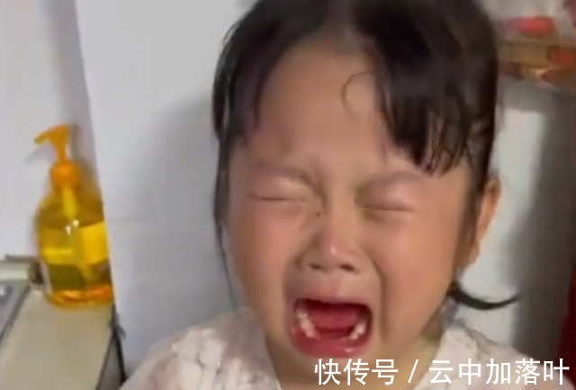 吃光|湖南一姐姐套路妹妹棉花糖要洗一下,结果被棍子“吃光”崩溃大哭!