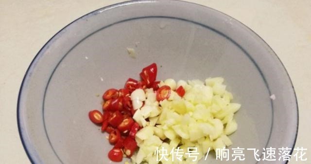 待客|皮蛋别再凉拌着吃了，这样做口感香嫩爽滑，待客超有面子！