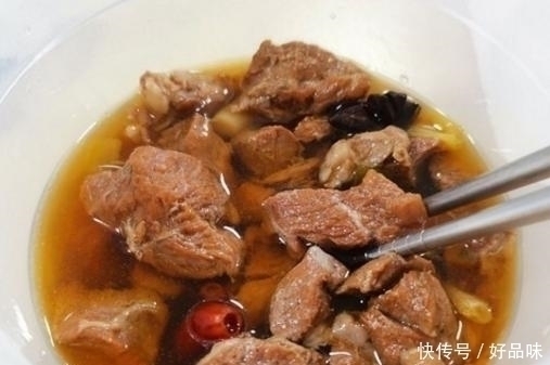 煮牛肉时,就是炖不烂往汤里加1物,轻松煮好牛肉