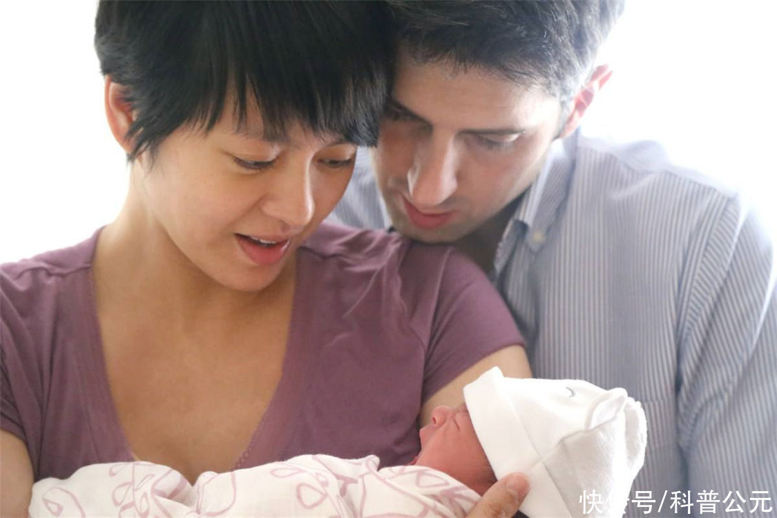 教授|孩子和谁睡觉就跟谁亲?李玫瑾教授:3岁前,孩子要和妈妈一起睡