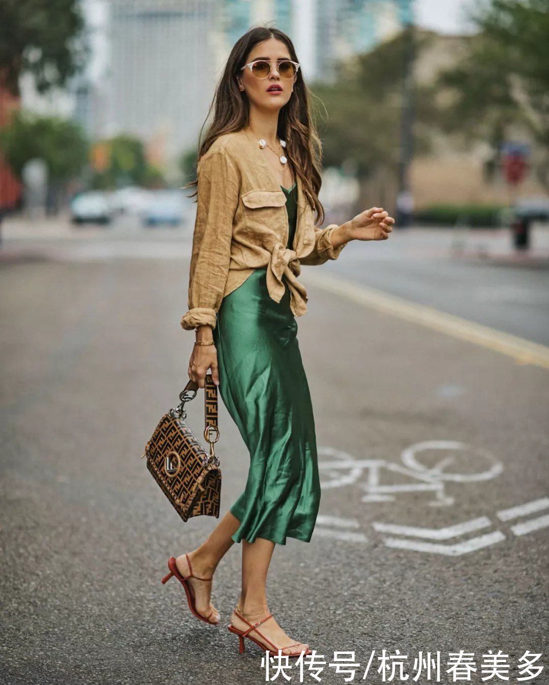 衣品好的女人,从不用力过猛