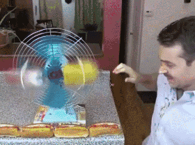 |搞笑GIF:坐地铁时对面坐着一位漂亮的外国妹子,我要搭讪吗