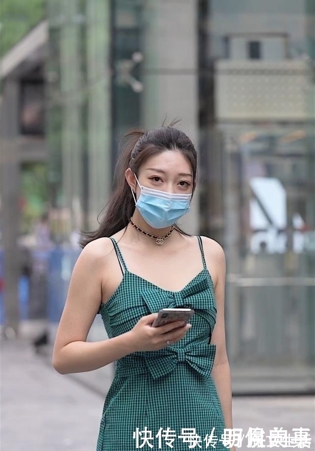 小花边 今夏开始流行青草绿,小姐姐穿这样一条裙子出门,回头率高的出奇