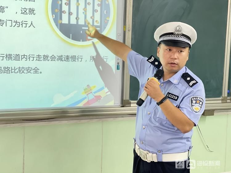 新闻记者|开学首日李沧交警雨中护导孩子入学