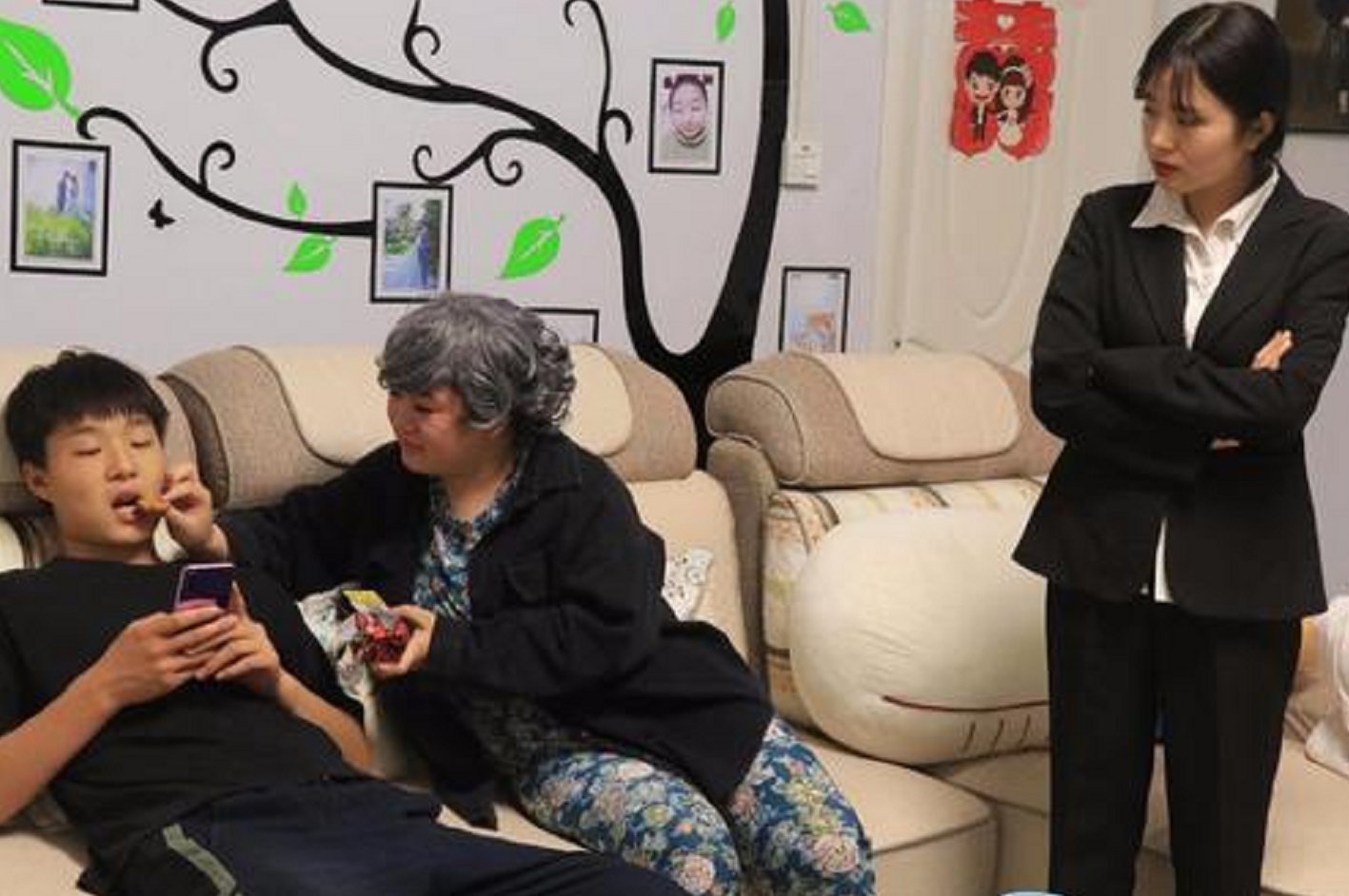 妹妹|男孩当众“怒斥”父母偏心妹妹,看到妹妹长相,网友:很难不偏心