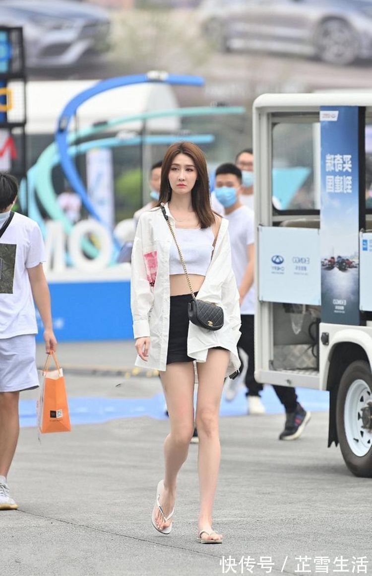 街头风|路人街拍,荧光色的短袖搭配时髦的半裙,街头风十足