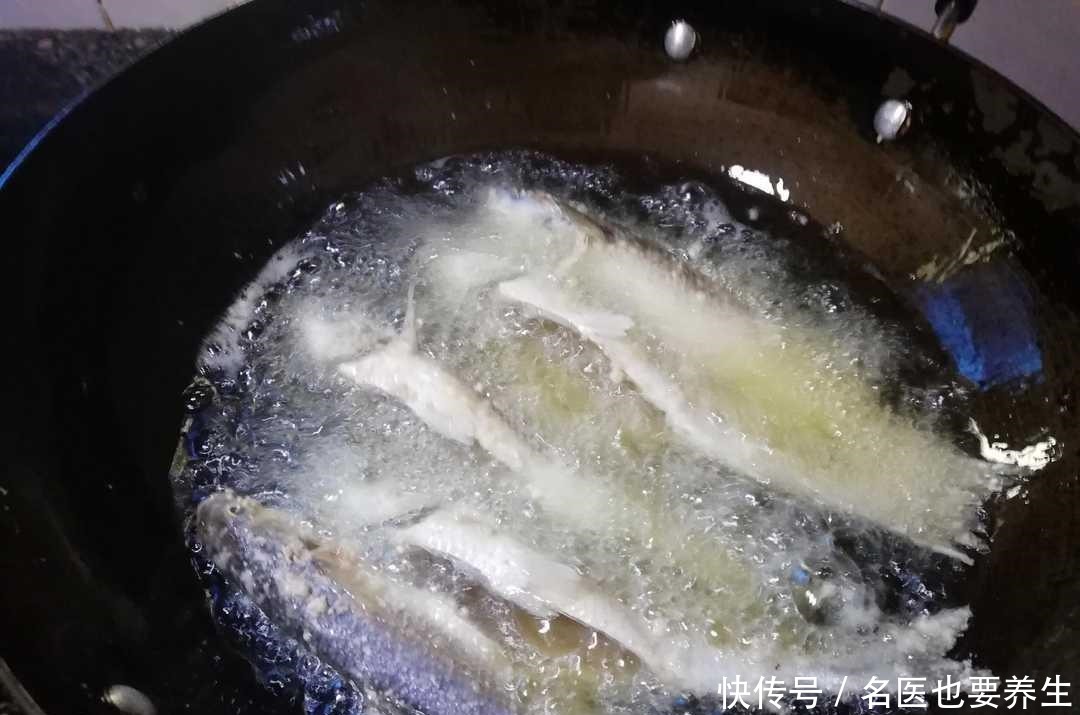 鲜嫩|香炸乌鲻鱼,只要两样调料,表皮酥脆,鱼肉鲜嫩