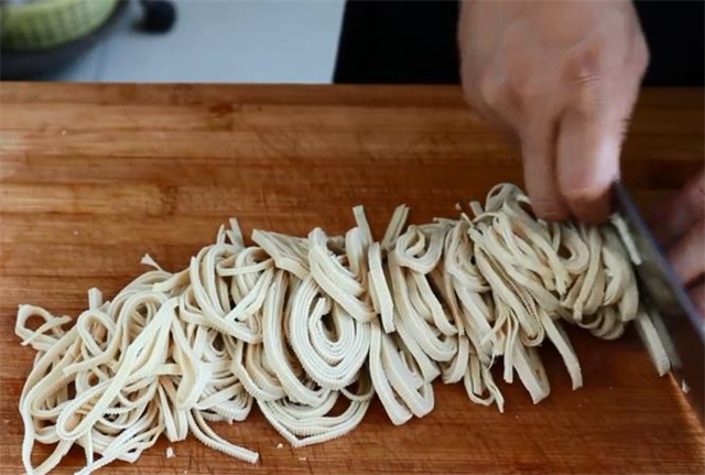 豆腐皮教你新做法，味道麻辣过瘾，刚上桌就被抢着吃，太香了