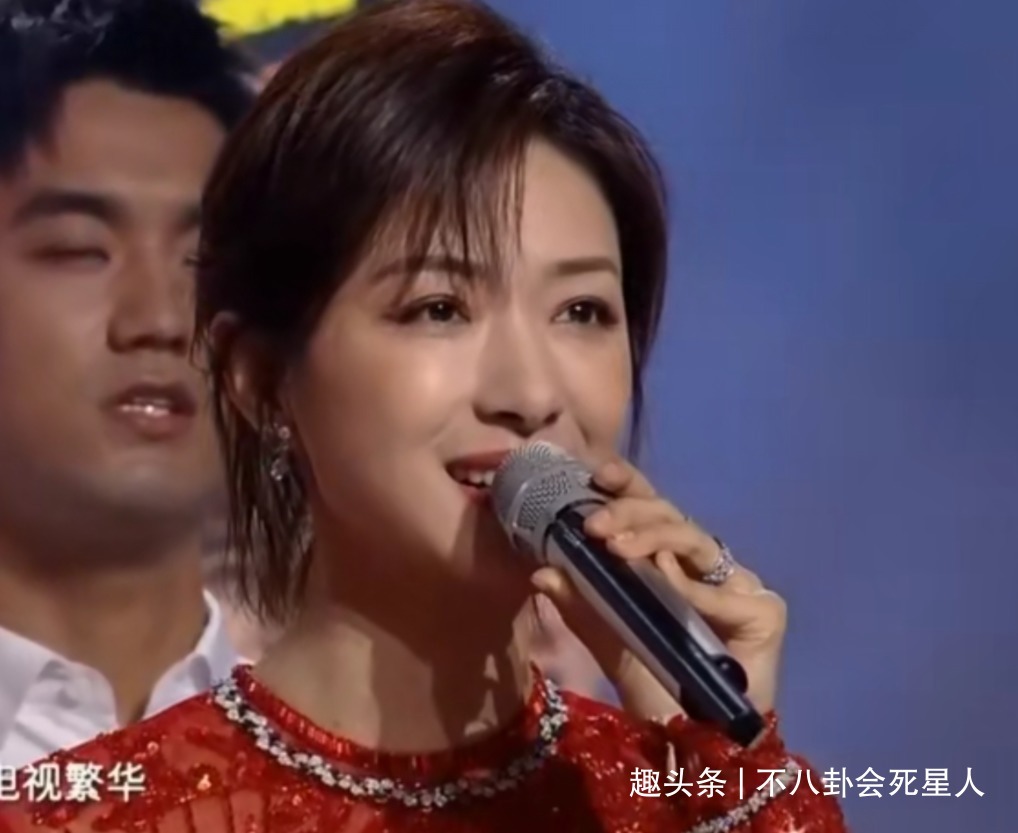 宋茜|金鹰开幕事故多汪涵主持团假唱,巨大黑影挡镜,关晓彤尴尬接话