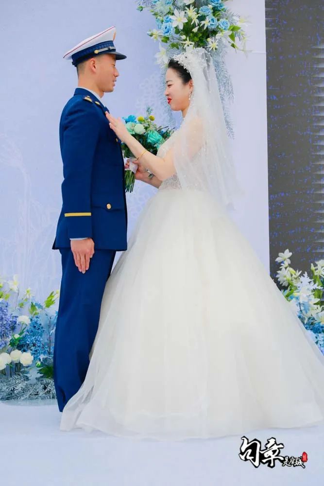 高甜撒糖！今天的文创港有最“嚣张”的婚车和最甜蜜的亲亲