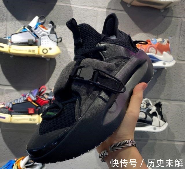 鞋款 阿迪签名鞋首发“棉花糖”配色,耐克阿迪也开始抄袭国产品牌了!