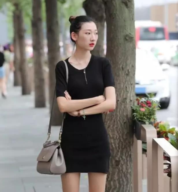 清新|街拍:面带清新的微笑,白色上衣搭配浅色牛仔裤,很显淑女气质