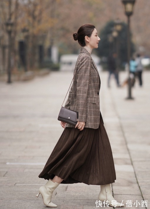 搭配|今年建议多穿“半身裙”,搭配针织衫、西装、大衣,保暖又时髦