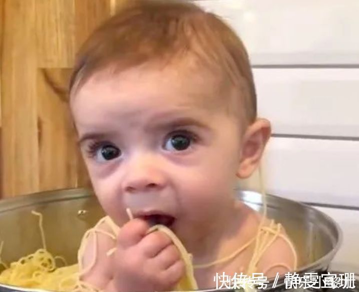 酱料|妈妈将6个月孩子放进锅里,用意面和酱料拌了,被斥:不负责任