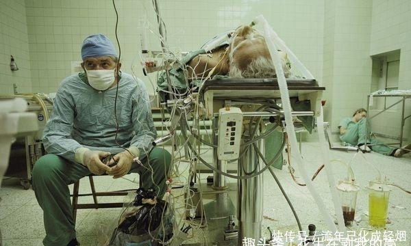 拼劲|手术竟长达32个小时不间断,医生拼劲全力晕倒在地,面带微笑。