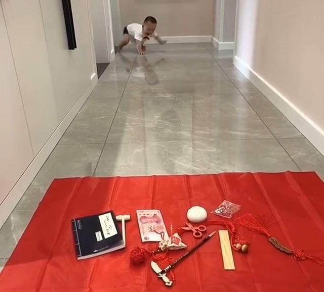宝宝|宝宝抓周“出师不利”,刚登场就栽倒,哭着抓取的物品笑翻妈妈