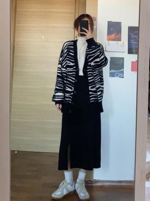 秋天的半身裙千万不要收起来!试试搭配毛衣和卫衣,时髦又高级