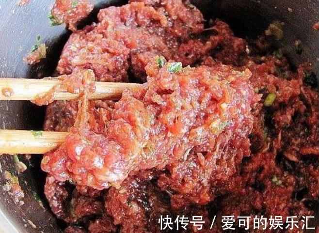 调牛肉馅，记住“一个窍门”，调好后鲜嫩多汁，包包子喷香好吃