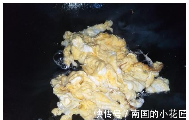 黄瓜炒鸡蛋|炒黄瓜时，记住“放3味”，黄瓜不硬，入味好吃又香嫩