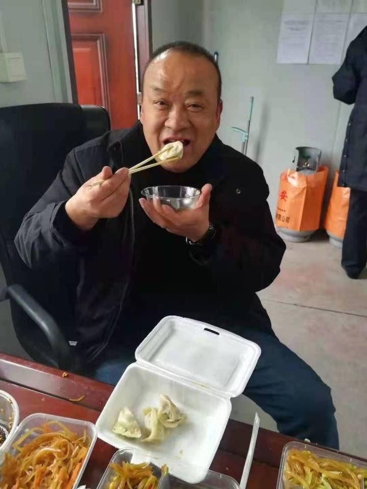 服务站工作人员吃上热乎乎的“爱心馅”饺子