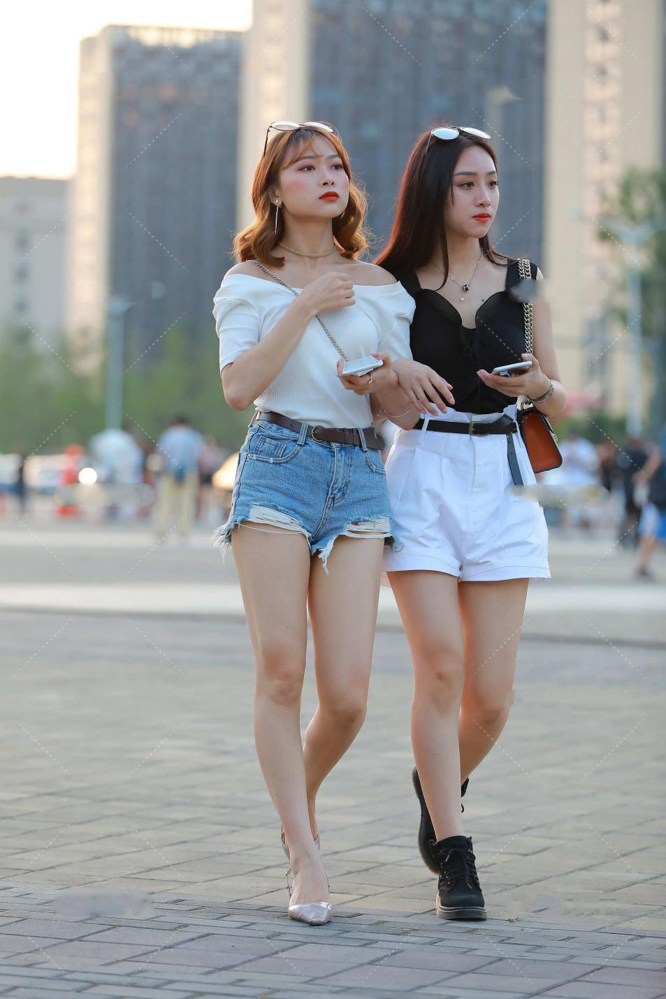 清爽的黑白色系列穿搭, 简约时尚, 变身街头的美丽风景线