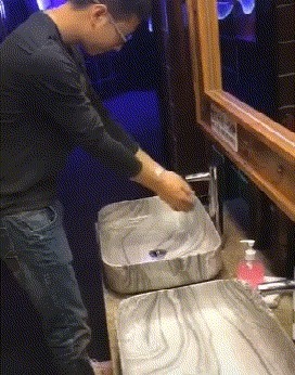 |搞笑GIF趣图:有个好吃懒做的姑娘,找了好几个对象都没有成功