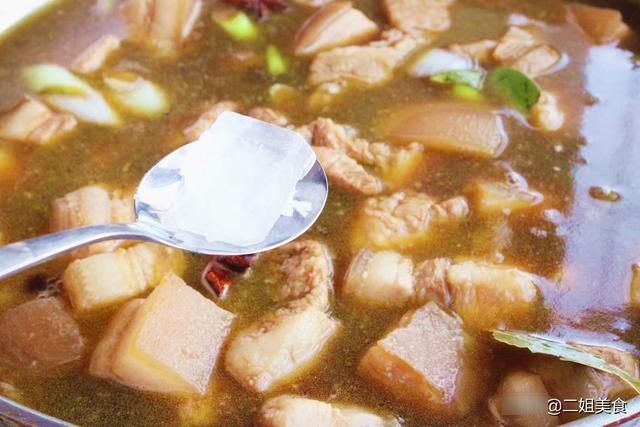 要想做正宗的红烧肉，牢记“一烫三放”，入口即化，肥而不腻