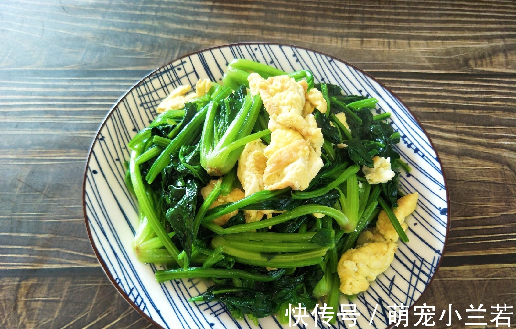 炒菠菜时，需要先焯水吗？教你好吃的做法，菠菜翠绿又入味
