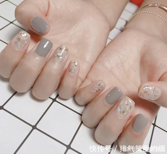 高级感十足的烟灰色和奶灰色美甲图片,时尚显白,拒绝平庸