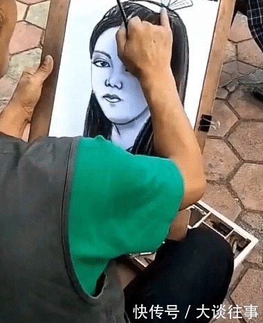 灵魂|美术生小哥作画,本以为是塑料,看到模特后,这画的应该是灵魂