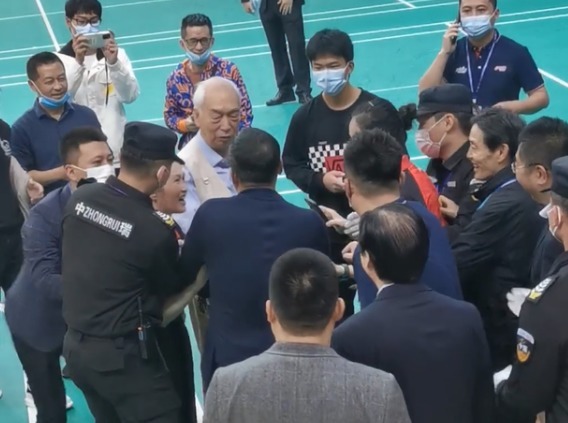 世界第一|邓亚萍恩师现身颁奖,刘国梁主动上前问候,曾力排众议引进邓亚萍
