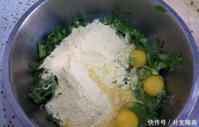 搅拌均匀|大家看今天分享的菜饼子是不是很诱人?能猜出来是哪种菜做的吗?