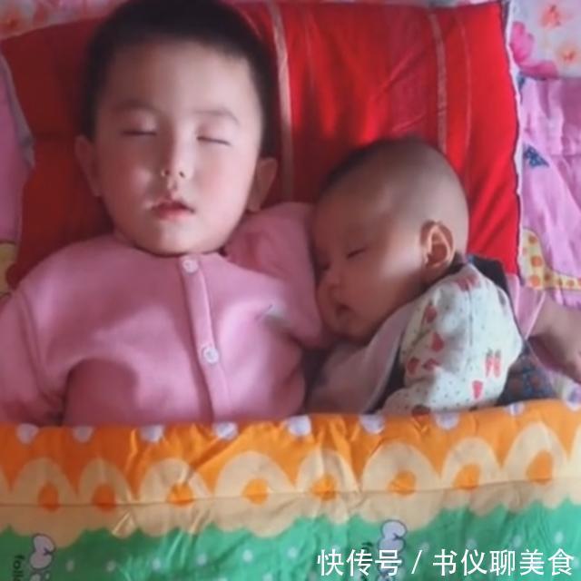二胎政策|哥哥哄弟弟睡着了,妈妈掀开被子看到这一画面,心都暖化了