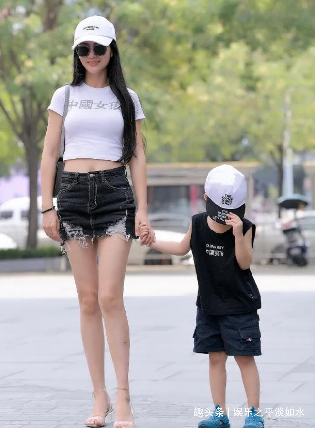 时尚白色短袖T恤，搭配深色短款牛仔裤，尽显出时尚而休闲的美感