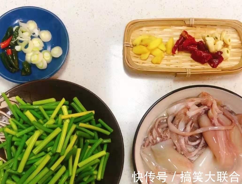 鱿鱼|有和我一样爱吃鱿鱼的小可爱吗?我最爱的百吃不厌蒜苔炒鱿鱼!