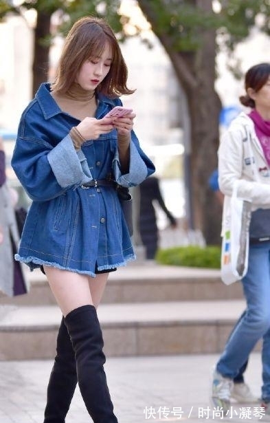 玩转|微凉秋日的个性穿搭,宽松牛仔外套+长筒靴,轻松玩转下身失踪