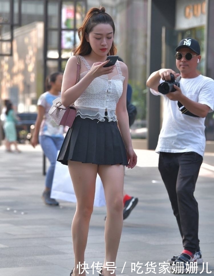 看似|街拍小姐姐的白衬衣,原来看似单调也能玩出这么多花样