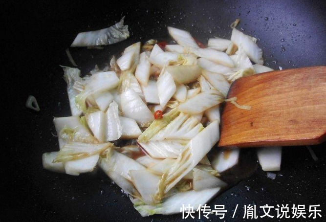 做醋溜白菜,放醋最关键,掌握时机炒出来的白菜才好吃