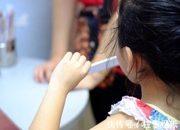 小女孩|医生给小女孩看病,让她吹白纸,吹了几十下后,奇怪的现象出现了