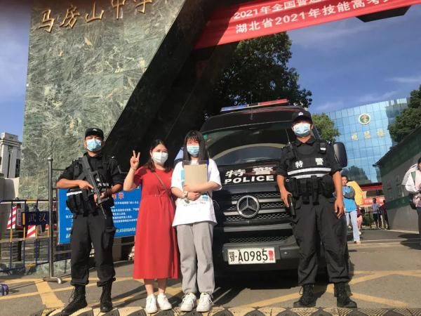 警车|“985”警车送祝福，开考前快速制证，来看护航高考的暖心时刻