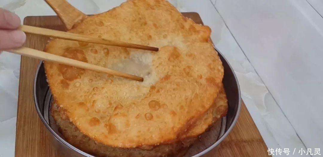 面粉|面粉这样做才最好吃,不用发面,出锅后个个鼓大泡,比油条都好吃