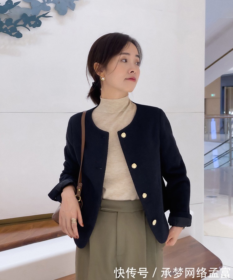 搭配 今年有种火叫杏色穿搭,毛绒外套搭配灰色长裤,高级时髦又显白