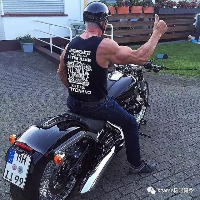 爷爷|76岁肌肉爷爷人老魅力大身边美女如云,还带小情人健身