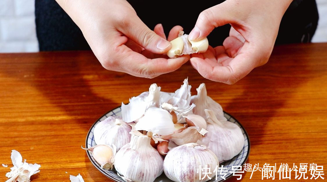 可口|腌腊八蒜,牢记3要3不要,大蒜个个碧绿,汤汁清澈,爽脆可口