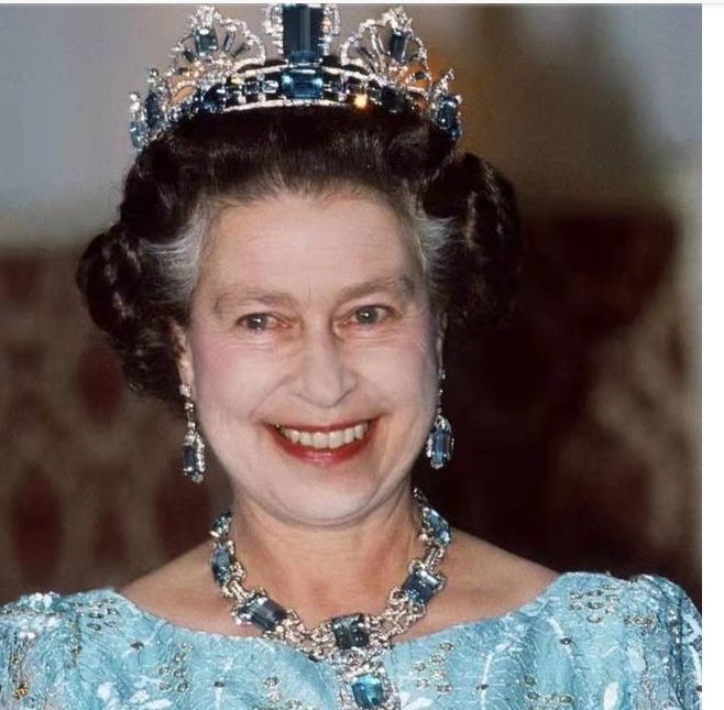 海蓝宝#同戴海蓝宝石首饰,卡米拉奢华繁琐戴妃简约大气,展现了两种美