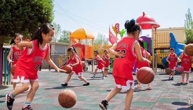 外出的孩子|双胞胎女儿，一个“常去浪”，一个“常在家”，长大后差距巨大