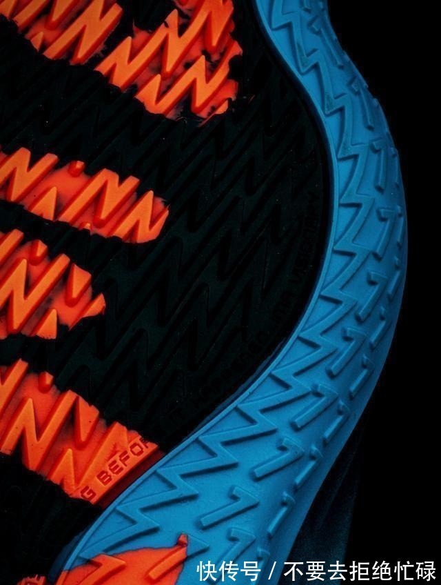 lightstrike 鸳鸯撞色+裸眼3D!上脚这双鞋,谁都忍不住多看两眼